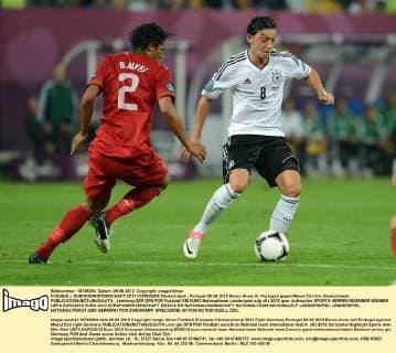 FUSSBALL EUROPAMEISTERSCHAFT 2012 VORRUNDE Deutschland - Portugal 09.06.2012 Bruno Alves (li, Portugal) gegen Mesut Özil (re, Deutschland) 