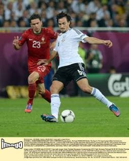 FUSSBALL EUROPAMEISTERSCHAFT 2012 VORRUNDE Deutschland - Portugal 09.06.2012 Helder Postiga (li, Portugal) gegen Mats Hummels (re, Deutschland) 