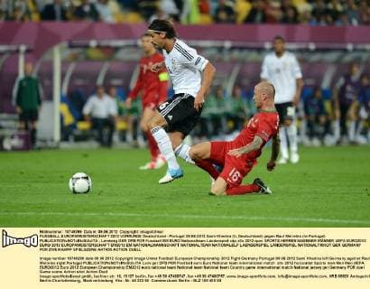 FUSSBALL EUROPAMEISTERSCHAFT 2012 VORRUNDE Deutschland - Portugal 09.06.2012 Sami Khedira (li, Deutschland) gegen Raul Meireles (re Portugal) 
