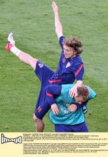 FUSSBALL - EURO 2012, Training POZNAN, 09.JUN.12 - FUSSBALL - UEFA Europameisterschaft 2012, Länderspiel, Gruppenphase, Vorberichte, Abschlusstraining CRO. Bild zeigt Luka Modric und Ivan Rakitic (CRO). 