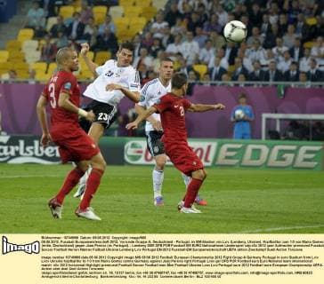 09.06.2012, Fussball Europameisterschaft 2012, Vorrunde Gruppe A, Deutschland - Portugal, im EM-Stadion von Lviv (Lemberg, Ukraine). Kopfballtor zum 1:0 von Mario Gomez (mitte, Deutschland) gegen Joao Pereira (re, Portugal).