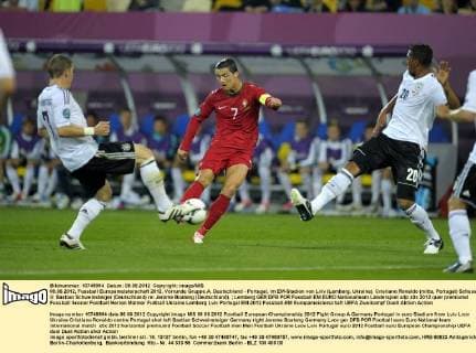 09.06.2012, Fussball Europameisterschaft 2012, Vorrunde Gruppe A, Deutschland - Portugal, im EM-Stadion von Lviv (Lemberg, Ukraine). Cristiano Ronaldo (mitte, Portugal) Schuss. li: Bastian Schweinsteiger (Deutschland) re: Jerome Boateng (Deutschland).