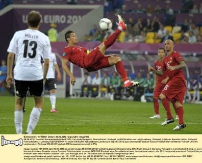 09.06.2012, Fussball Europameisterschaft 2012, Vorrunde Gruppe A, Deutschland - Portugal, im EM-Stadion von Lviv (Lemberg, Ukraine). Cristiano Ronaldo (mitte, Portugal) Fallrückzieher.