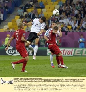 09.06.2012, Fussball Europameisterschaft 2012, Vorrunde Gruppe A, Deutschland - Portugal, im EM-Stadion von Lviv (Lemberg, Ukraine). Kopfballtor zum 1:0 von Mario Gomez (mitte, Deutschland) gegen Joao Pereira (Portugal).
