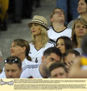 09.06.2012, Fussball Europameisterschaft 2012, Vorrunde Gruppe A, Deutschland - Portugal, im EM-Stadion von Lviv. Khediras Freundin Lena Gercke mit Mutter Doris Khedira - Sami Khedira - auf der Tribüne.