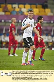 Lemberg, 09.06.2012, Lemberg Arena Lukas Podolski (Deutschland) zeigt den Daumen nach oben Deutschland - Portugal
