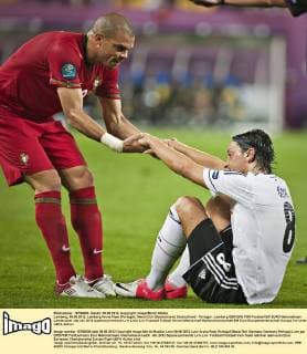 Lemberg, 09.06.2012, Lemberg Arena Pepe (Portugal), Mesut Özil (Deutschland) Deutschland - Portugal