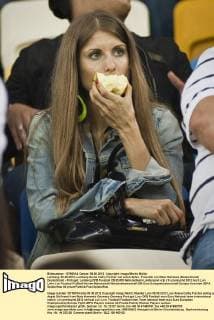 Lemberg, 09.06.2012, Lemberg Arena Cathy Fischer isst einen Apfel - Freundin von Mats Hummels (Deutschland) Deutschland - Portugal