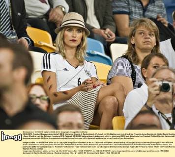 09.06.2012, Fussball Europameisterschaft 2012, Vorrunde Gruppe A, Deutschland - Portugal, im EM-Stadion von Lviv. Khediras Freundin Lena Gercke mit Mutter Doris Khedira - Sami Khedira - auf der Tribüne.