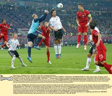 Manuel NEUER Nr.1 DFB wehrt den Ball ab gegen Cristiano RONALDO, PT7,Mats HUMMELS, 5 DFB,Bastian SCHWEINSTEIGER, Nr.7 DFB , fängt, fangen, festhalten, Aktion, Einzelbild, Freisteller, Reaktion, DEUTSCHLAND - PORTUGAL ( : ) Gruppenspiel, Gruppe B , Deutsche Fussball Nationalmannschaft, DFB EM Euro 2012 am 09.06.2012 in Lviv, Lemberg, U K R A I N E Europameisterschaft 2012 in P o l e n, U k r a i n e