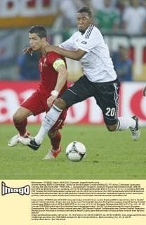 Jerome Boateng, 6DFB im Zweikampf , Aktion um den Ball gegen Cristiano RONALDO, PT7 Aktion, Zweikampf, Spielszene, Tackling, Ball DEUTSCHLAND - PORTUGAL ( : ) Gruppenspiel, Gruppe B , Deutsche Fussball Nationalmannschaft, DFB EM Euro 2012 am 09.06.2012 in Lviv, Lemberg, U K R A I N E Europameisterschaft 2012 in P o l e n, U k r a i n e