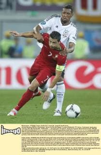 Jerome Boateng, 6DFB im Zweikampf , Aktion um den Ball gegen Cristiano RONALDO, PT7 Aktion, Zweikampf, Spielszene, Tackling, Ball DEUTSCHLAND - PORTUGAL ( : ) Gruppenspiel, Gruppe B , Deutsche Fussball Nationalmannschaft, DFB EM Euro 2012 am 09.06.2012 in Lviv, Lemberg, U K R A I N E Europameisterschaft 2012 in P o l e n, U k r a i n e