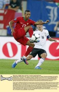Philipp LAHM, 16DFB im Zweikampf , Aktion um den Ball gegen NANI, PT17 Aktion, Zweikampf, Spielszene, Tackling, Ball DEUTSCHLAND - PORTUGAL ( : ) Gruppenspiel, Gruppe B , Deutsche Fussball Nationalmannschaft, DFB EM Euro 2012 am 09.06.2012 in Lviv, Lemberg, U K R A I N E Europameisterschaft 2012 in P o l e n, U k r a i n e