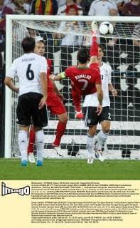 Cristiano RONALDO, PT7 Fallrückzieher gegen Mario GOMEZ, DFB 23, Sami KHEDIRA, 6DFB Aktion, Zweikampf, Spielszene, Tackling, Ball DEUTSCHLAND - PORTUGAL ( : ) Gruppenspiel, Gruppe B , Deutsche Fussball Nationalmannschaft, DFB EM Euro 2012 am 09.06.2012 in Lviv, Lemberg, U K R A I N E Europameisterschaft 2012 in P o l e n, U k r a i n e