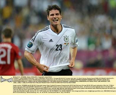 FUSSBALL EUROPAMEISTERSCHAFT 2012 VORRUNDE Deutschland - Portugal 09.06.2012 Torjubel nach dem 1:0: Mario Gomez (Deutschland) 