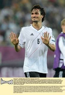 FUSSBALL EUROPAMEISTERSCHAFT 2012 VORRUNDE Deutschland - Portugal 09.06.2012 Mats Hummels (Deutschland) gut gelaunt nach dem Abpfiff 