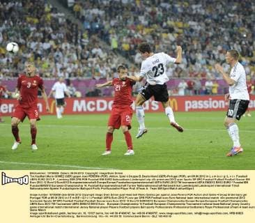 Tor,Kopfball,Mario GOMEZ (GER) gegen Joao PEREIRA (POR) ,Aktion. Spiel 4,Gruppe B, Deutschland (GER)-Portugal (POR), am 09.06.2012 in L e m b e r g L v i v. Fussball UEFA EURO 2012 P .