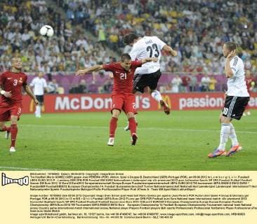 Tor,Kopfball,Mario GOMEZ (GER) gegen Joao PEREIRA (POR) ,Aktion. Spiel 4,Gruppe B, Deutschland (GER)-Portugal (POR), am 09.06.2012 in L e m b e r g L v i v. Fussball UEFA EURO 2012 P .