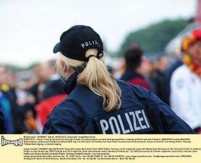 EURO 2012 - Public Viewing auf dem Fan Fest beim Spiel von Deutschland auf dem Heiligengeistfeld in Hamburg Polizei auf dem Fanfest