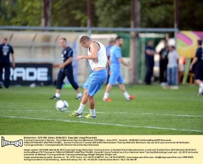 Training Frankreich in Donezk - Karim Benzema trägt eine Bleiweste FOOTBALL : Euro 2012 - Donetsk - 06 09 2012 AnthonyBibard FEP Panoramic 