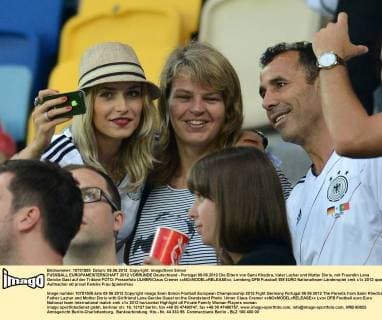 FUSSBALL EUROPAMEISTERSCHAFT 2012 VORRUNDE Deutschland - Portugal 09.06.2012 Die Eltern von Sami Khedira, Vater Lazhar und Mutter Doris, mit Freundin Lena Gercke Gast auf der Tribüne FOTO: Pressefoto ULMER Claus Cremer xxNOxMODELxRELEASExx