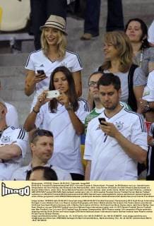 09.06.2012, Fussball Europameisterschaft 2012, Vorrunde Gruppe A, Deutschland - Portugal, im EM-Stadion von Lviv. Spielerfrauen fotografieren mit ihren Handys den Einmarsch der Mannschaften. oben: Lena Gercke (Freundin von Sami Khedira (Deutschland) mit dessen Mutter Doris. unten links: Silvia Meichel (Freundin von Mario Gomez). oben rechts: Doris, Mutter von Sami Khedira.