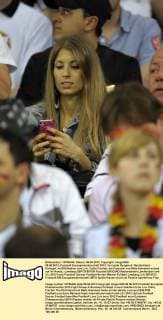 09.06.2012, Fussball Europameisterschaft 2012, Vorrunde Gruppe A, Deutschland - Portugal, im EM-Stadion von Lviv. Cathy Fischer, die Freundin von Mats Hummels schaut auf ihr Handy.