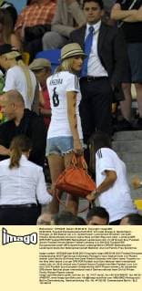 09.06.2012, Fussball Europameisterschaft 2012, Vorrunde Gruppe A, Deutschland - Portugal, im EM-Stadion von Lviv. Spielerfrauen: Lena Gercke (Freundin von Sami Khedira (Deutschland) mit kurzer Jeans-Hose auf dem Weg nach oben.