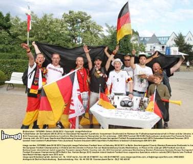 Fußballfieber am Sonnabend (09.06.2012) im Ostseebad Heringsdorf (Landkreis Vorpommern Greifswald) im Rahmen der Fußballeuropameisterschaft in Polen und der Ukraine. Im Bild: Fangruppe aus Neubrandenburg (Landkreis Mecklenburgische Seenplatte) im Ort unterwegs