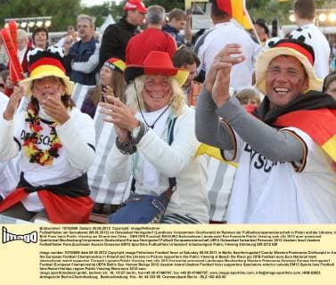 Fußballfieber am Sonnabend (09.06.2012) im Ostseebad Heringsdorf (Landkreis Vorpommern Greifswald) im Rahmen der Fußballeuropameisterschaft in Polen und der Ukraine. Im Bild: Fans beim Public Viewing am Strand des Ortes