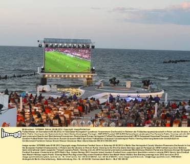 Fußballfieber am Sonnabend (09.06.2012) im Ostseebad Heringsdorf (Landkreis Vorpommern Greifswald) im Rahmen der Fußballeuropameisterschaft in Polen und der Ukraine. Im Bild: Public Viewing an der Seebrücke beim Spiel Deutschland gegen Portugal