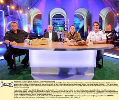 (l-r) Fernsehmoderator Waldemar Waldi Hartmann , Fussball-Legende Eduard Ede Geyer , Schauspieler Elmar Wepper und Comedian Matze Knop ( eigentl. Matthias Knop ) anläßlich der ARD Sport-Talkrunde Waldis EM Club am 09.06.2012 vor dem Porticus des Bayerischen Bahnhofs in Leipzig.