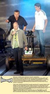 Fernsehmoderator Waldemar Waldi Hartmann links und Comedian Matze Knop ( GER eigentl. Matthias Knop ) anläßlich der ARD Sport-Talkrunde Waldis EM Club am 09.06.2012 vor dem Porticus des Bayerischen Bahnhofs in Leipzig.