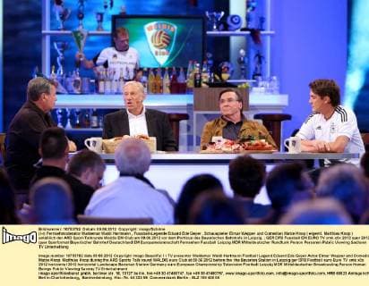 (l-r) Fernsehmoderator Waldemar Waldi Hartmann , Fussball-Legende Eduard Ede Geyer , Schauspieler Elmar Wepper und Comedian Matze Knop ( eigentl. Matthias Knop ) anläßlich der ARD Sport-Talkrunde Waldis EM Club am 09.06.2012 vor dem Porticus des Bayerischen Bahnhofs in Leipzig.