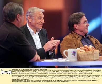 (l-r) Fernsehmoderator Waldemar Waldi Hartmann , Fussball-Legende Eduard Ede Geyer und Schauspieler Elmar Wepper ( alle GER ) anläßlich der ARD Sport-Talkrunde Waldis EM Club am 09.06.2012 vor dem Porticus des Bayerischen Bahnhofs in Leipzig.
