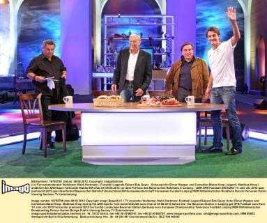 (l-r) Fernsehmoderator Waldemar Waldi Hartmann , Fussball-Legende Eduard Ede Geyer , Schauspieler Elmar Wepper und Comedian Matze Knop ( eigentl. Matthias Knop ) anläßlich der ARD Sport-Talkrunde Waldis EM Club am 09.06.2012 vor dem Porticus des Bayerischen Bahnhofs in Leipzig.