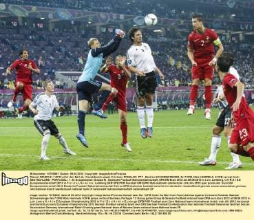 Manuel NEUER Nr.1 DFB wehrt den Ball ab,, Faustabwehr gegen Cristiano RONALDO, PT7 , Bastian SCHWEINSTEIGER, Nr.7 DFB, Mats HUMMELS, 5 DFB springt hoch DEUTSCHLAND - PORTUGAL ( 1: 0) Gruppenspiel, Gruppe B , Deutsche Fussball Nationalmannschaft, DFB EM Euro 2012 am 09.06.2012 in Lviv, Lemberg, U K R A I N E Europameisterschaft 2012 in P o l e n, U k r a i n e