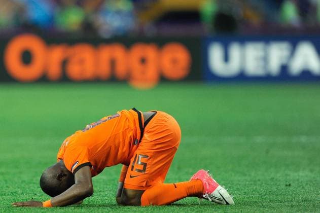 Jetro WILLEMS (NED) enttäuscht am Boden, Symbol, Symbolbild, Spiel 3, Gruppe B, Niederlande (NED) - Dänemark (DEN) 0:1 , am 09.06.2012 in K h a r k i v U k r a i n e. Fussball UEFA EURO 2012 P . Â