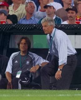 SPORT, FUSSBALL EURO 2000, PORTUGAL - DEUTSCHLAND 3:0, 20.06.2000, ROTTERDAM - Lange Gesichter auf der Deutschen Trainerbank bei Teamarzt Hans-Wilhelm MÜLLER-WOHLFAHRT und Nationaltrainer Erich RIBBECK (GER). EURO 2000 Portugal - Deutschland 20.06.2000