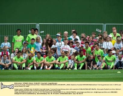 Training Portugal - Gruppenbild mit Fans -  20120610PF_JK012