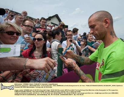 10.06.2012, Opalenica - UEFA EURO 2012 - Training Portugal - RAUL MEIRELES schreibt Autogramme für die Fans -  20120610PF_JK003
