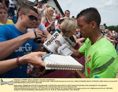 10.06.2012, Opalenica - UEFA EURO 2012 - Training Portugal - NANI schreibt Autogramme für die Fans -  20120610PF_JK006