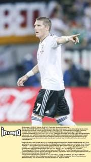 Bastian SCHWEINSTEIGER, Nr.7 DFB gestikuliert und gibt Anweisungen, Aktion, Einzelbild, Gestik, Geste, Handbewegung, zeigen, deuten DEUTSCHLAND - PORTUGAL ( 1: 0) Gruppenspiel, Gruppe B , Deutsche Fussball Nationalmannschaft, DFB EM Euro 2012 am 09.06.2012 in Lviv, Lemberg, U K R A I N E Europameisterschaft 2012 in P o l e n, U k r a i n e
