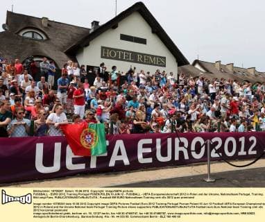 FUSSBALL - EURO 2012, Training Portugal POSEN,POLEN,10.JUN.12 - FUSSBALL - UEFA Europameisterschaft 2012 in Polen und der Ukraine, Nationalteam Portugal, Training. Bild zeigt Fans. 