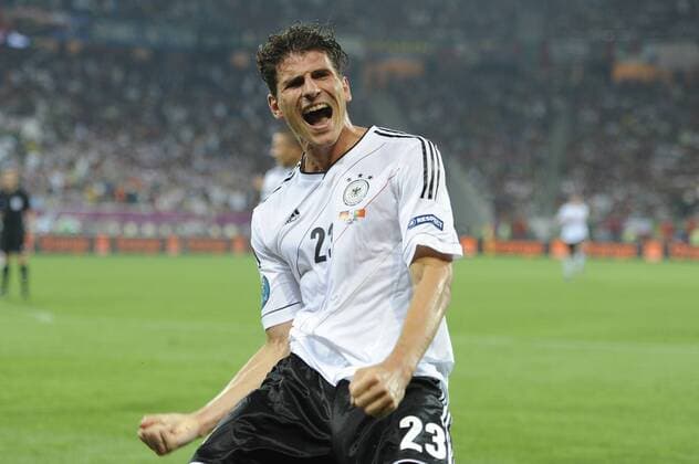 Mario GOMEZ (GER),Aktion,Einzelbild,angeschnittenes Einzelmotiv,Halbfigur,halbe Figur,Jubel,Freude,Begeisterung, nach Tor zum 1-0.. Spiel 4,Gruppe B, Deutschland (GER)-Portugal (POR), am 09.06.2012 in L e m b e r g L v i v. Fussball UEFA EURO 2012