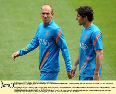 KRAKOW 10-06-2012 TRAINING Niederlande, KRAKOW: ARJEN ROBBEN MARK VAN BOMMEL  100612mig011