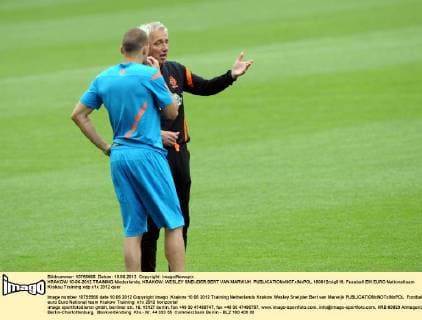 KRAKOW 10-06-2012 TRAINING Niederlande, KRAKOW: WESLEY SNEIJDER BERT VAN MARWIJK  100612mig019