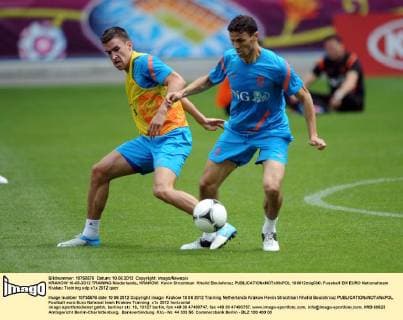 KRAKOW 10-06-2012 TRAINING Niederlande, KRAKOW: Kevin Strootman Khalid Boulahrouz  100612mig030