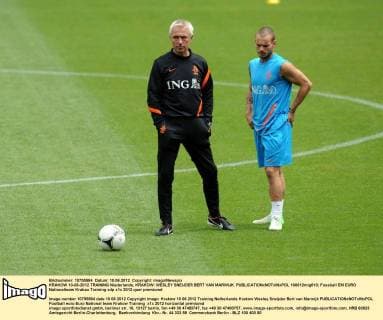 KRAKOW 10-06-2012 TRAINING Niederlande, KRAKOW: WESLEY SNEIJDER BERT VAN MARWIJK  100612mig010