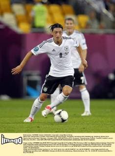 Mesut Özil, Deutschland, am Ball, hinten Bastian Schweinsteiger, Einzelbild, Ganzkörperbild, Ballführung, Dribbling, Aktion,hoch Deutschland vs Portugal, Germany - Portugal, GER - POR UEFA-Euro 2012, European Championship, Fußball, Fussball, football, soccer, EM Lwiw, 9.6.2012